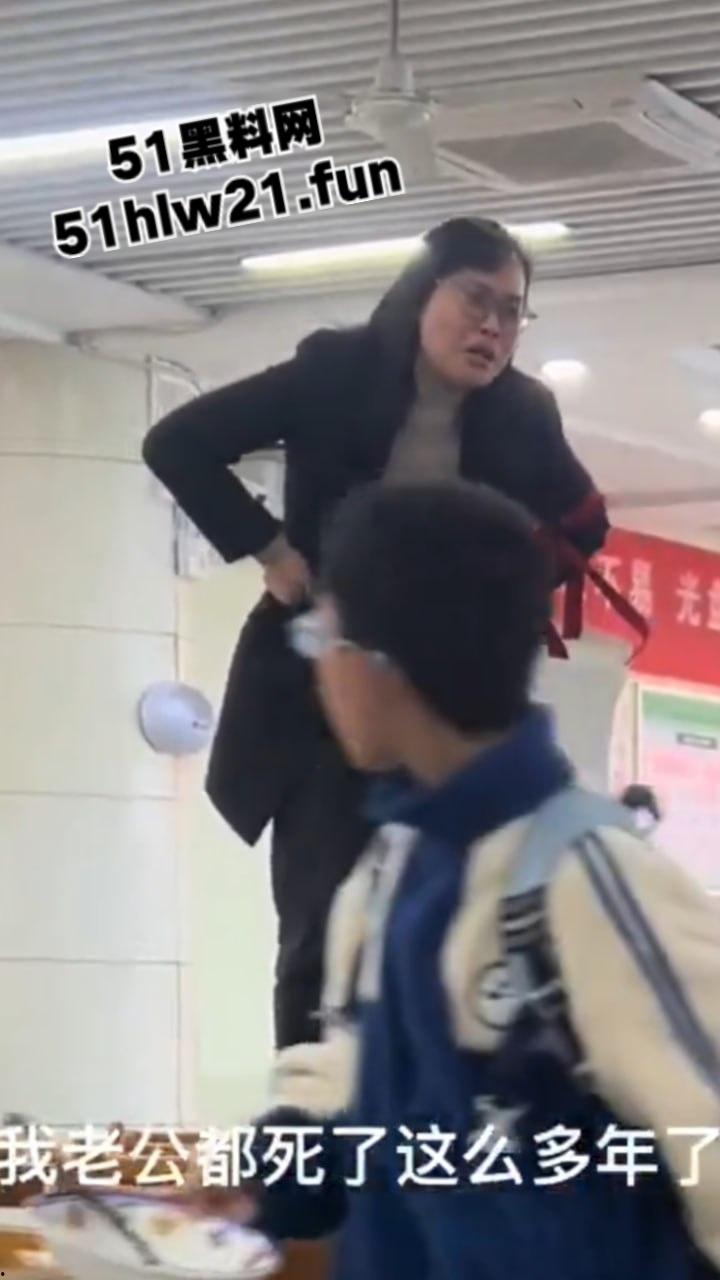 湖北大学女教师，在食堂痛哭发声称让学生看看体制的悲哀，自己老公在学校被捅死三年全无说法。-6