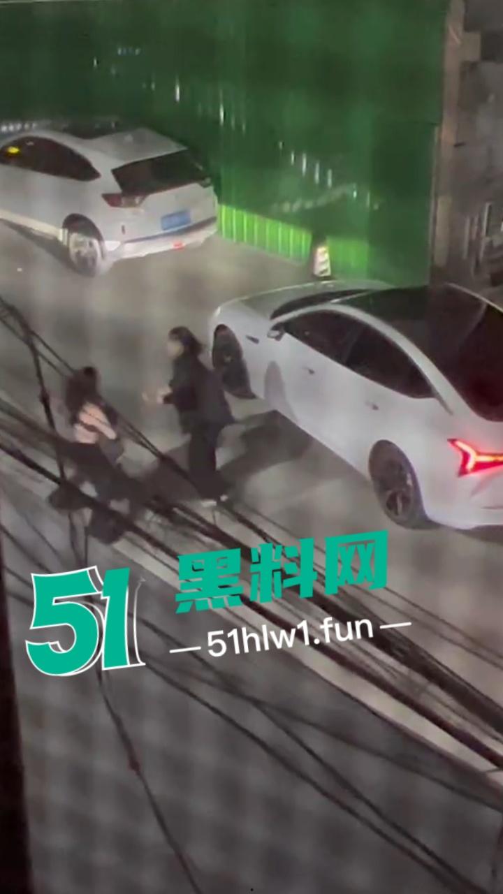 重庆原配大战小三，这小三不好当被原配堵在家楼下，拽头发各种殴打看来是真生气战斗力暴增。-2