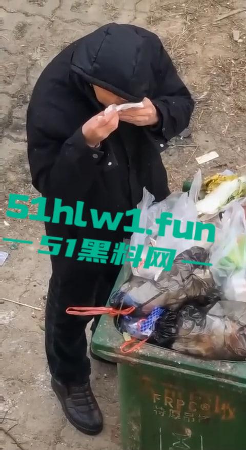 超变态的性癖爱好吗，男子在垃圾桶翻女生带血卫生巾舔舐，蚊子见了都要称赞牛逼。-1