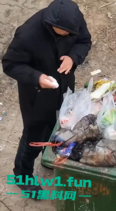 超变态的性癖爱好吗，男子在垃圾桶翻女生带血卫生巾舔舐，蚊子见了都要称赞牛逼。-2