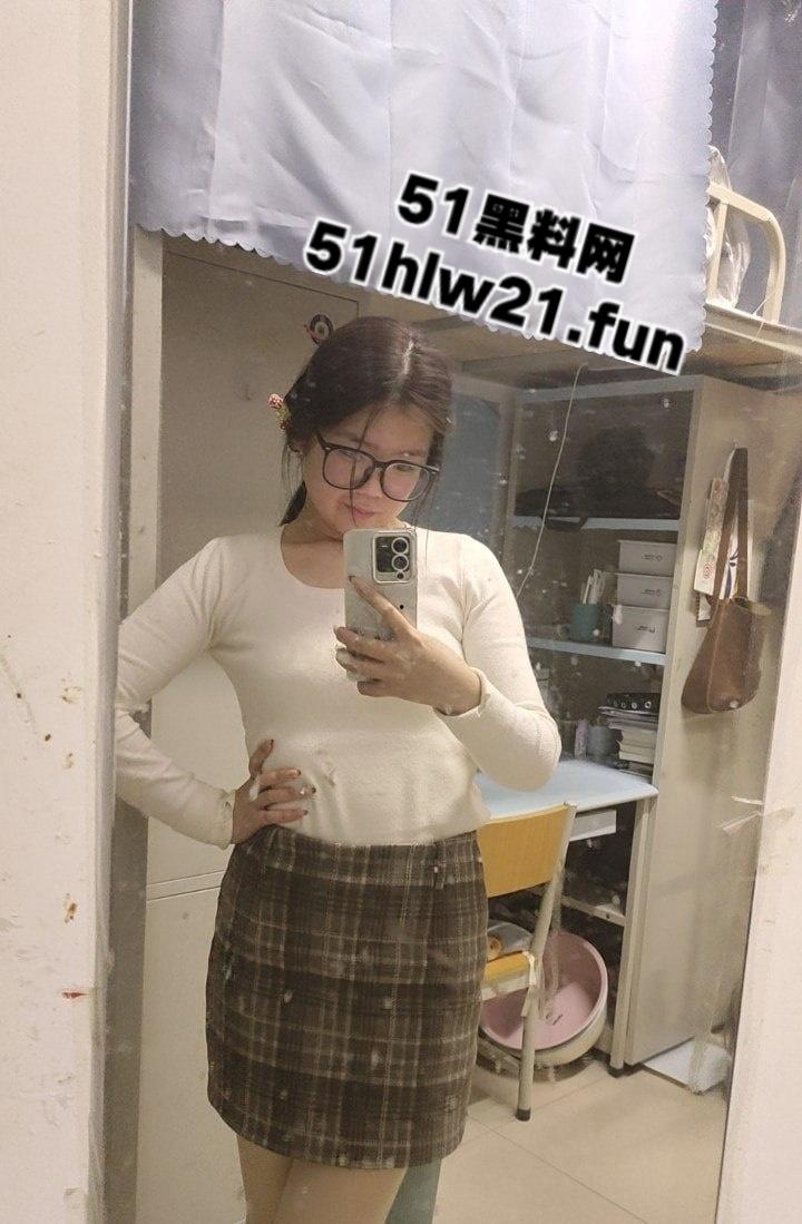 洛阳师范学院【王钦辉】在男友面前清纯如雪，在外面却骚如母狗经常约炮。-3