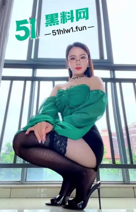 抖音6万粉主播【马妲己】与土豪线下约操视频流出！黑丝美腿性感风骚 骑乘位遭疯狂抽插！-1