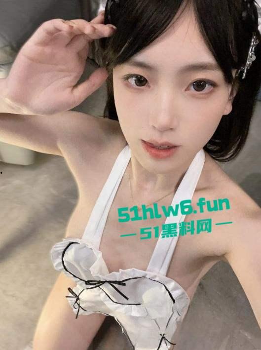 B站女神【草姐姐】蜂腰翘臀长腿尤物，穿着各种情趣装展示完美身材视频流出。-2