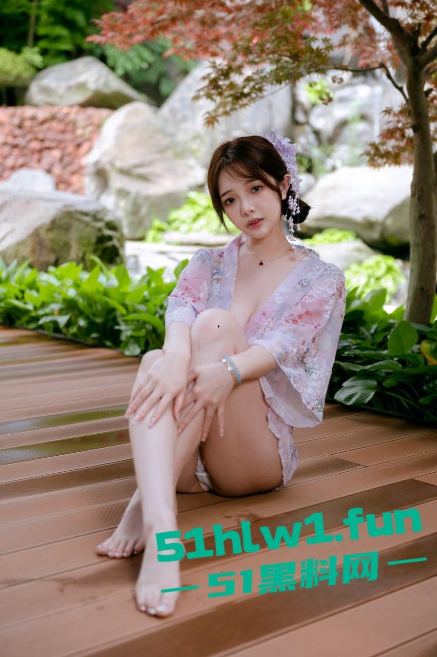 绝美颜值反差少女，雯妹不讲道理，颜值清纯身材纤细肌肤白嫩大奶肥臀 和风庭院和服风沐浴私拍流出。-5