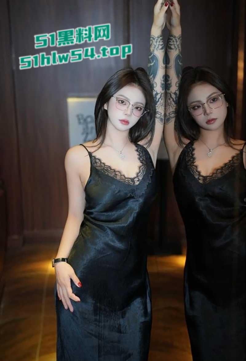 雪梨枪4P门女主惊现,抖音美女网红【海胆的越野车】不雅视频流出,金主约炮玩3P被网友扒出真实身份!-3