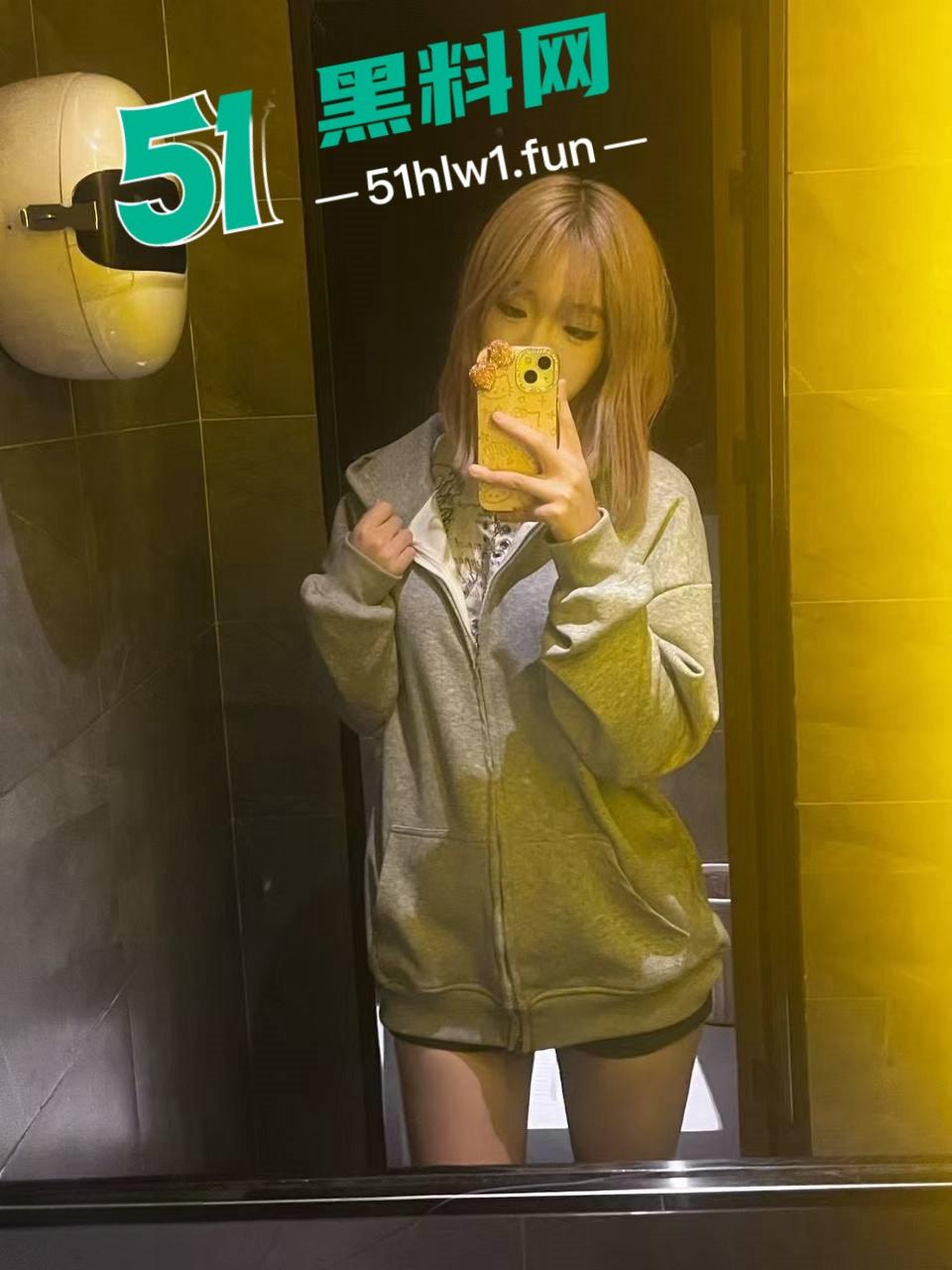 沈阳高颜值女大学生【刘欣语】大尺度视频合集，大量淫荡发骚视频惨遭金主曝光。-3