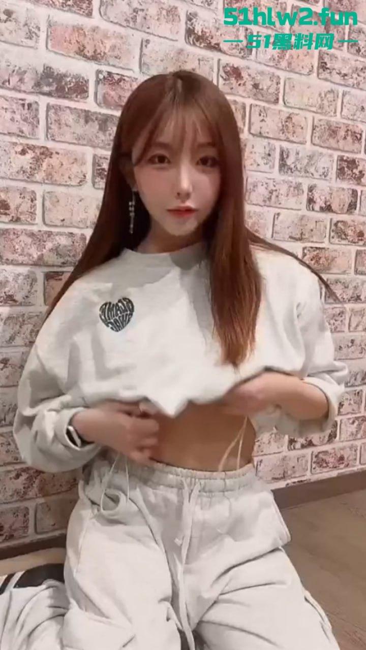 韩国BJ高颜值极品网红【츄츄】OF私拍福利流出，4p淫趴交换玩弄白嫩美乳舒爽娇喘表情淫荡至极。-8