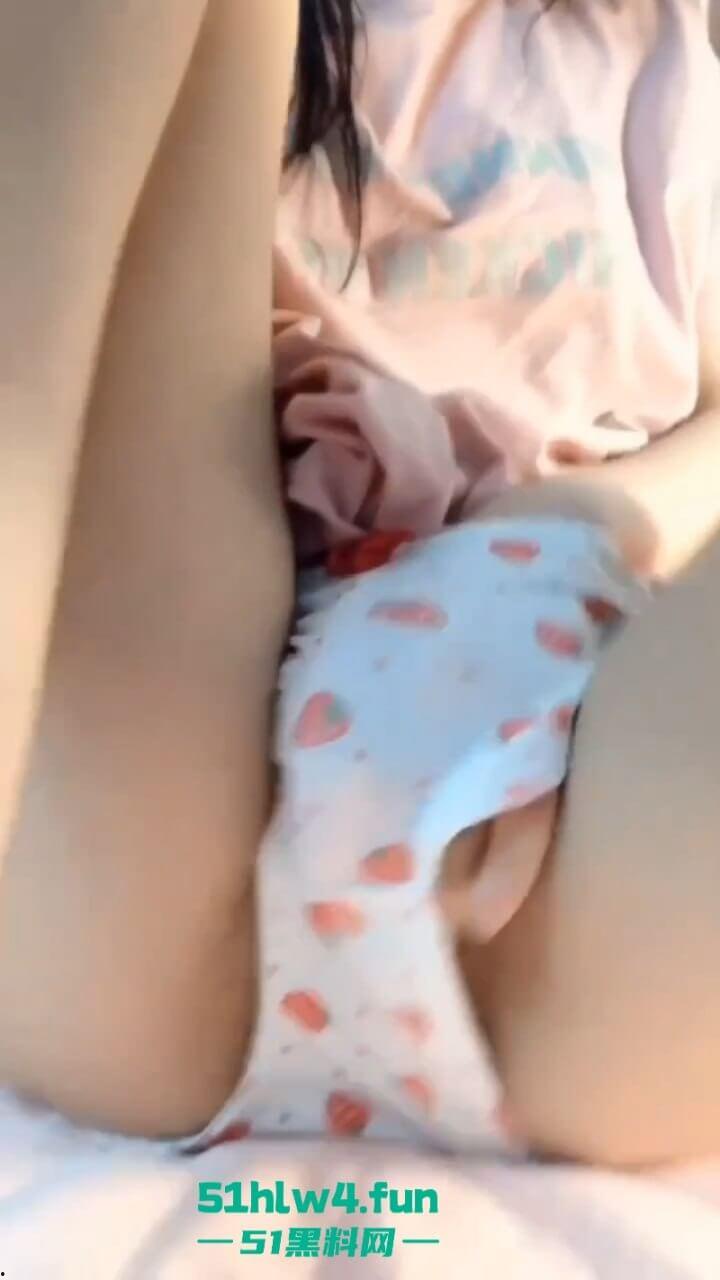 四川宜宾学院学生妹【卢文倩】兼职卖小片，绝美粉鲍自慰抠逼淫水流泄如雨的样貌外漏。-1