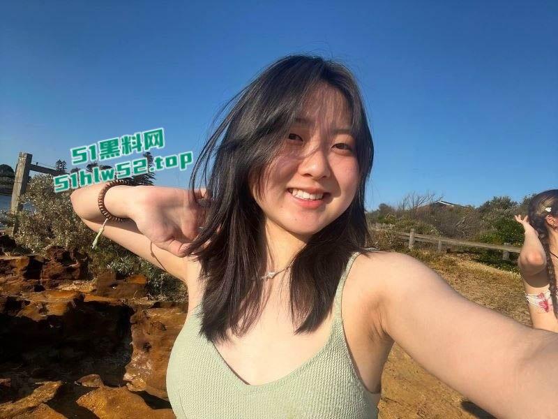 新加坡反差婊【静妍】分手后遭前男友曝光，颈戴项圈全裸出镜，揉奶自慰完美暴露风骚本性！-2