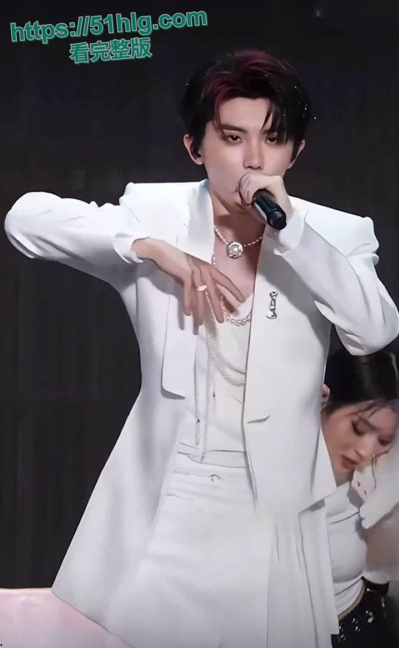 全民震撼，狂热女粉的梦想成真！时代少年团【马嘉祺】竟与狂热女粉激情做爱做补偿，引爆网络热议！-6