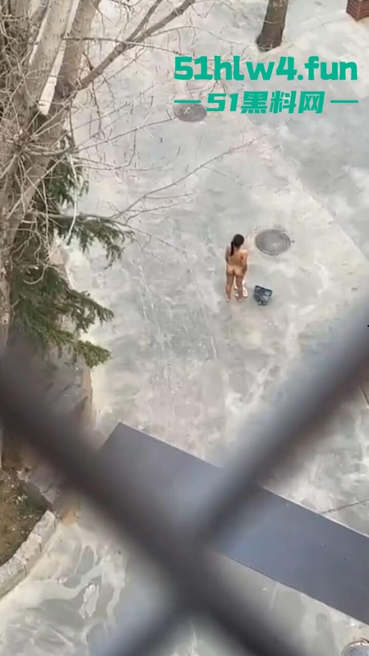 河北一小区路边惊现裸奔女，一丝不挂露奶露逼勇气可嘉，真实小母狗出来执行主人的任务。-3