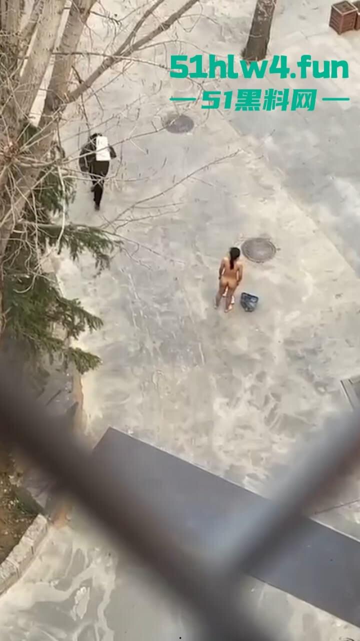 河北一小区路边惊现裸奔女，一丝不挂露奶露逼勇气可嘉，真实小母狗出来执行主人的任务。-4