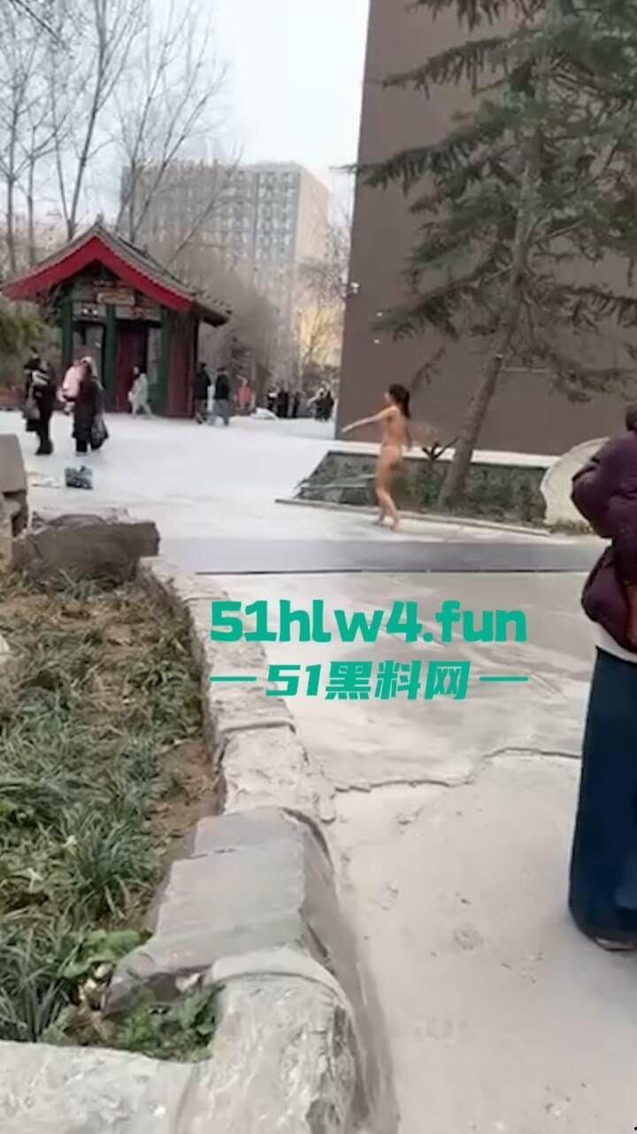 河北一小区路边惊现裸奔女，一丝不挂露奶露逼勇气可嘉，真实小母狗出来执行主人的任务。-6