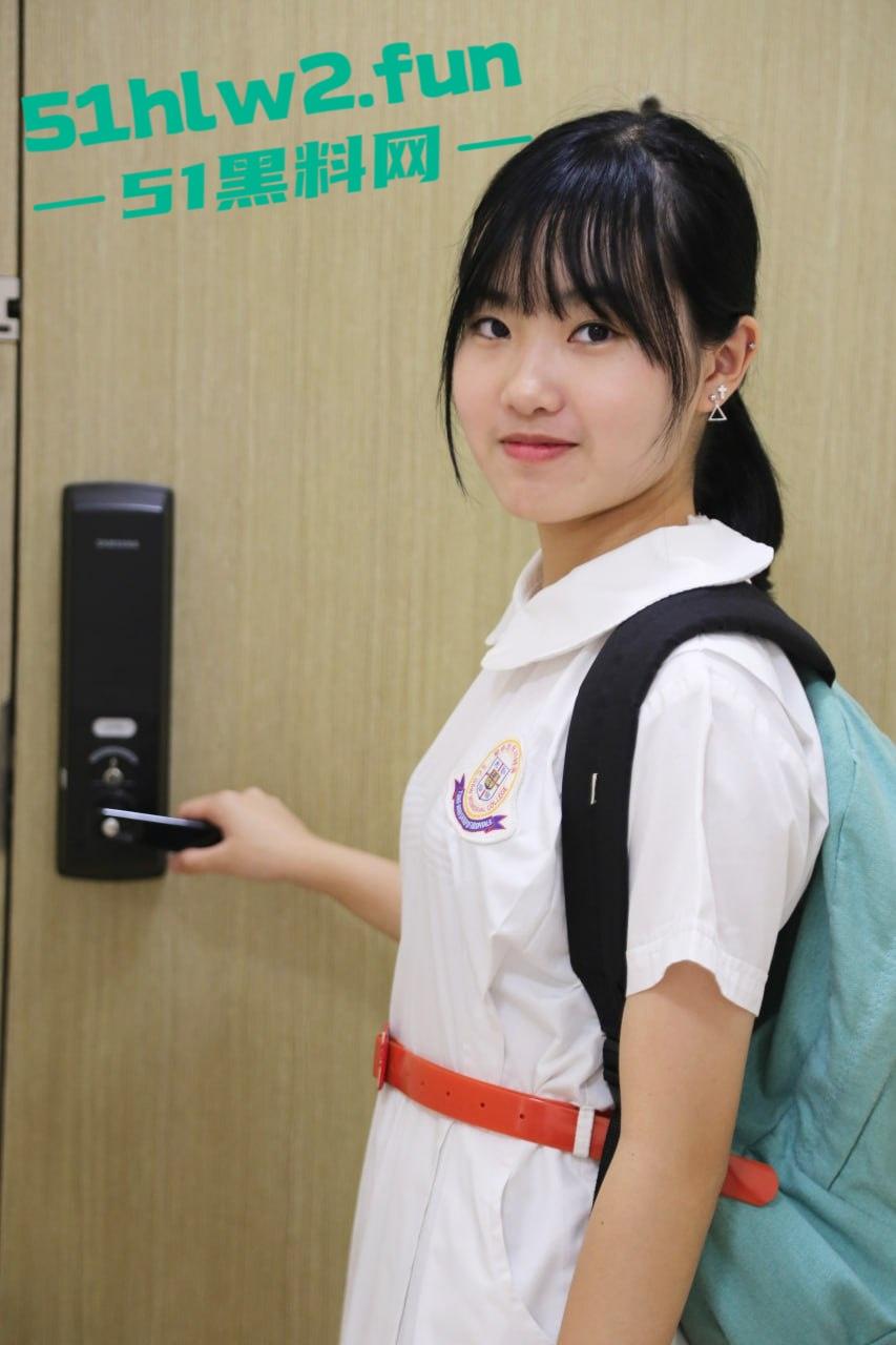 台湾清纯颜值学生妹，乖巧可爱的反差母狗下海拍摄私房写真，三点全露小穴高清特写 多少舔狗心里的梦中女神。-4