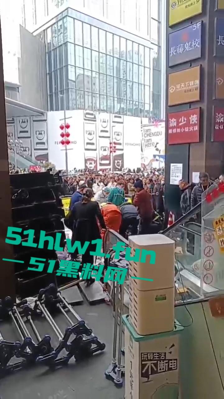 成都春熙路扶梯维修过程中出事故，可怕电梯要吃人现场事故视频流出。-6