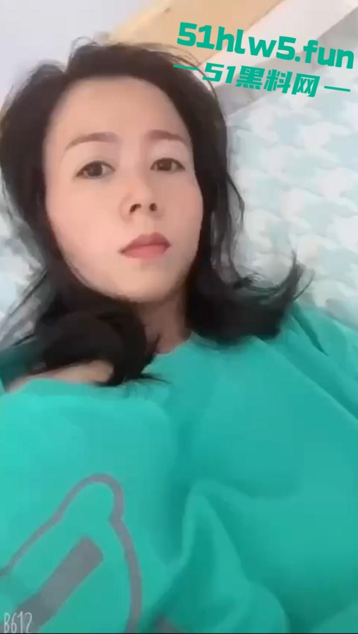 乱伦系列之母子，广州绝经寂寞老骚妈被儿子操回第二春，肥乳肉穴饥渴榨汁又浪又骚。-5