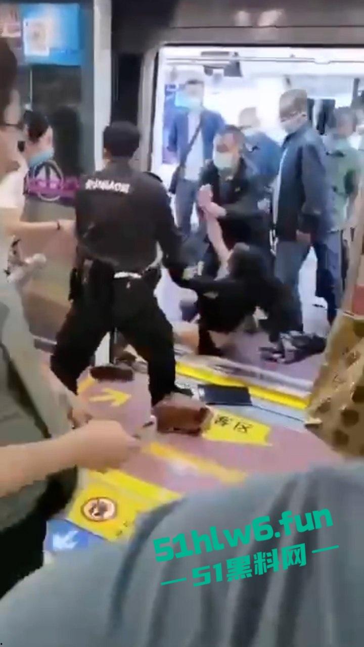 老瓜新吃!西安地铁保安拖拽女乘客事件持续发酵三大疑问待解,近日再度冲上热搜。-7