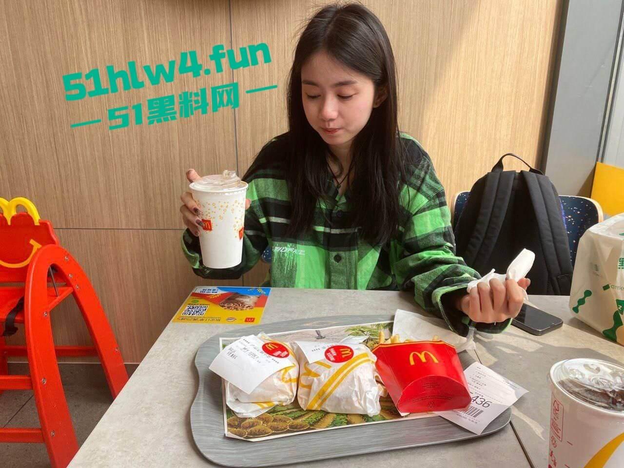 颜值清纯学生妹，身材纤细瘦弱被大叔一顿麦当劳拿下，带到酒店穿性感丝袜扛起美腿暴力抽插。-7