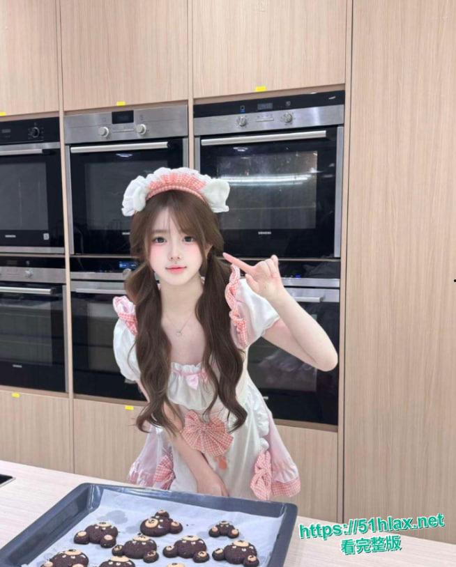 狠心男友实锤曝光!小嫩妹女友卧室大床边看电视边含屌,后入翘臀操到腿软,画面骚得犯规!-3