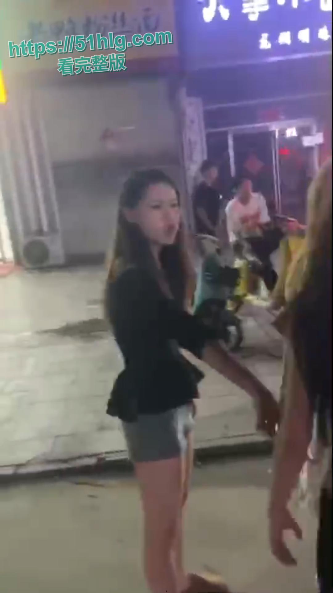 美女也疯狂！00后小仙女被当街霸凌惨不忍睹 一群精神小妹围殴一人 拳拳到肉打的啪啪作响-1