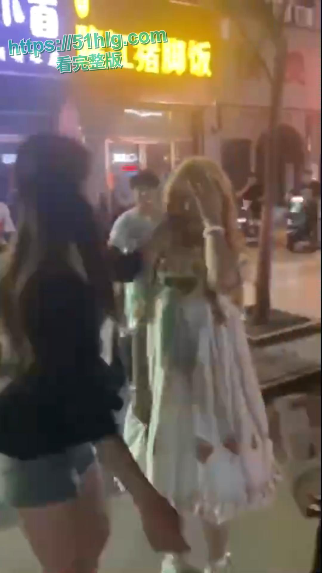 美女也疯狂！00后小仙女被当街霸凌惨不忍睹 一群精神小妹围殴一人 拳拳到肉打的啪啪作响-2