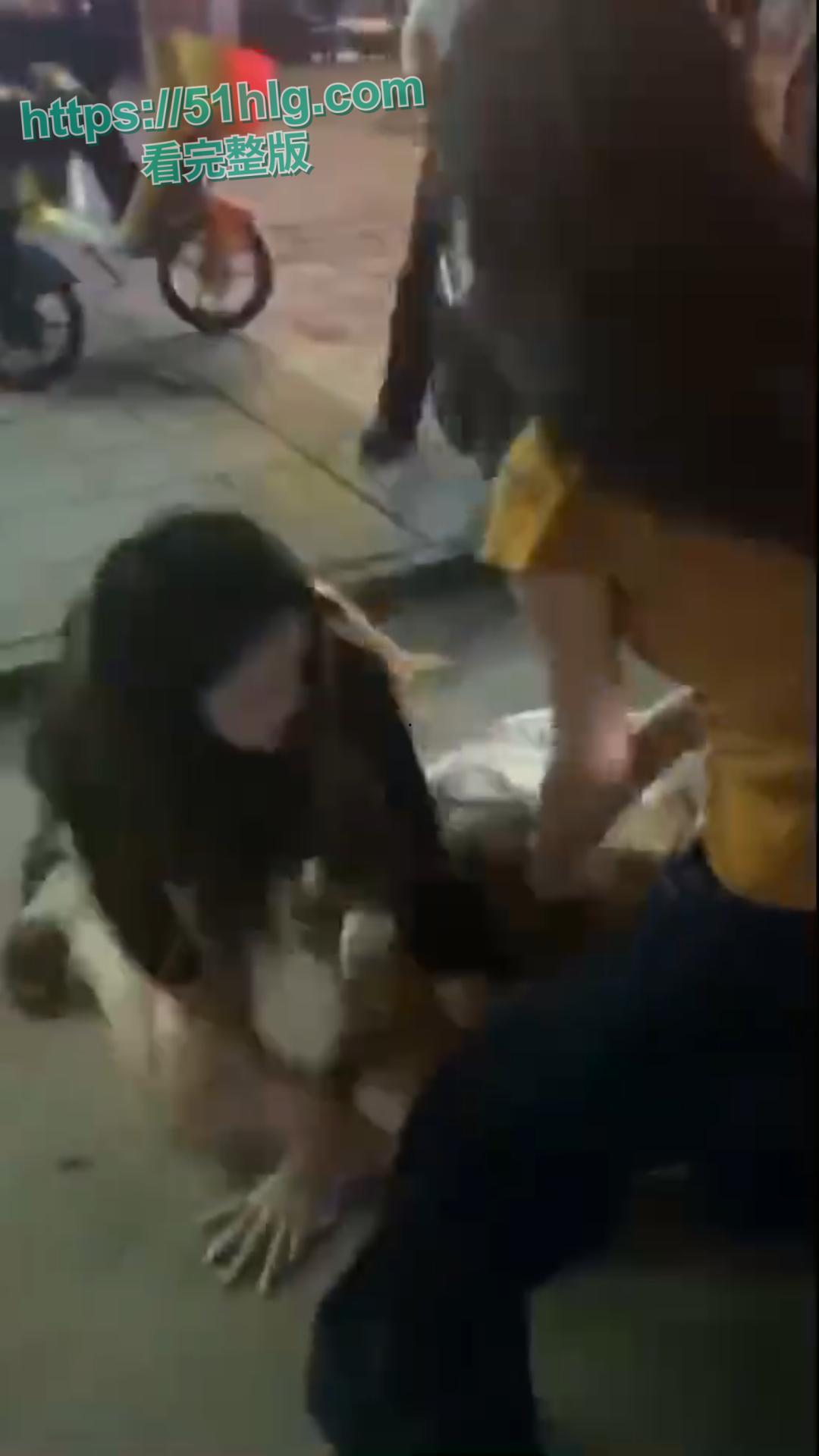 美女也疯狂！00后小仙女被当街霸凌惨不忍睹 一群精神小妹围殴一人 拳拳到肉打的啪啪作响-3