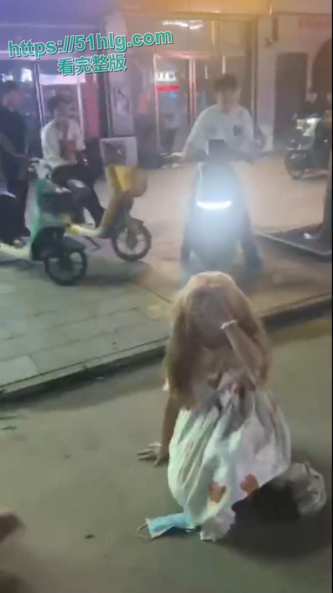 美女也疯狂！00后小仙女被当街霸凌惨不忍睹 一群精神小妹围殴一人 拳拳到肉打的啪啪作响-4