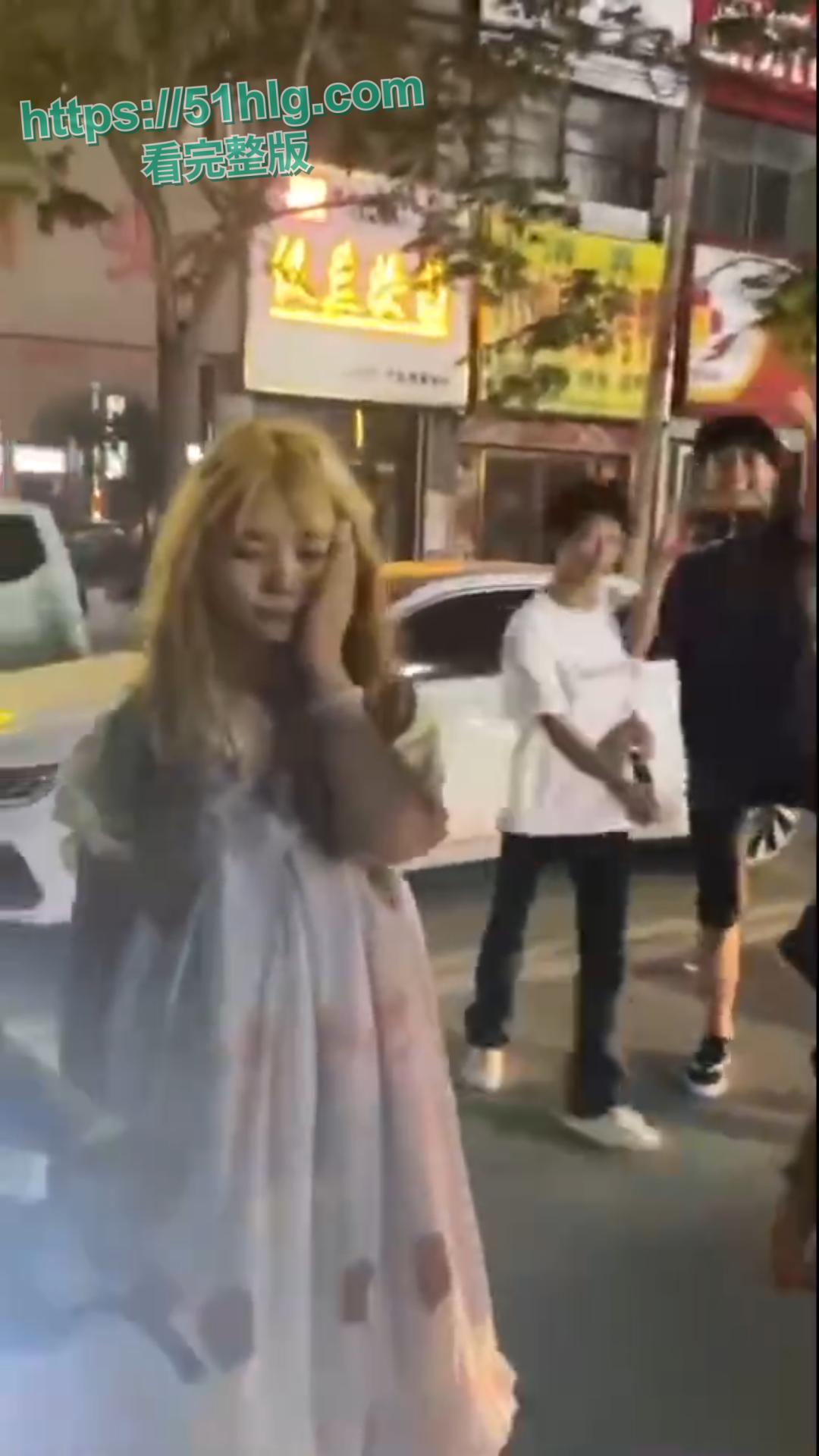 美女也疯狂！00后小仙女被当街霸凌惨不忍睹 一群精神小妹围殴一人 拳拳到肉打的啪啪作响-5