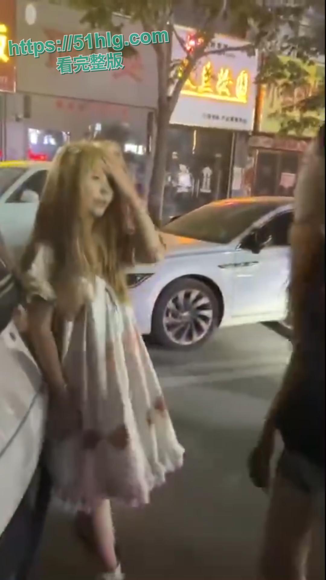 美女也疯狂！00后小仙女被当街霸凌惨不忍睹 一群精神小妹围殴一人 拳拳到肉打的啪啪作响-6