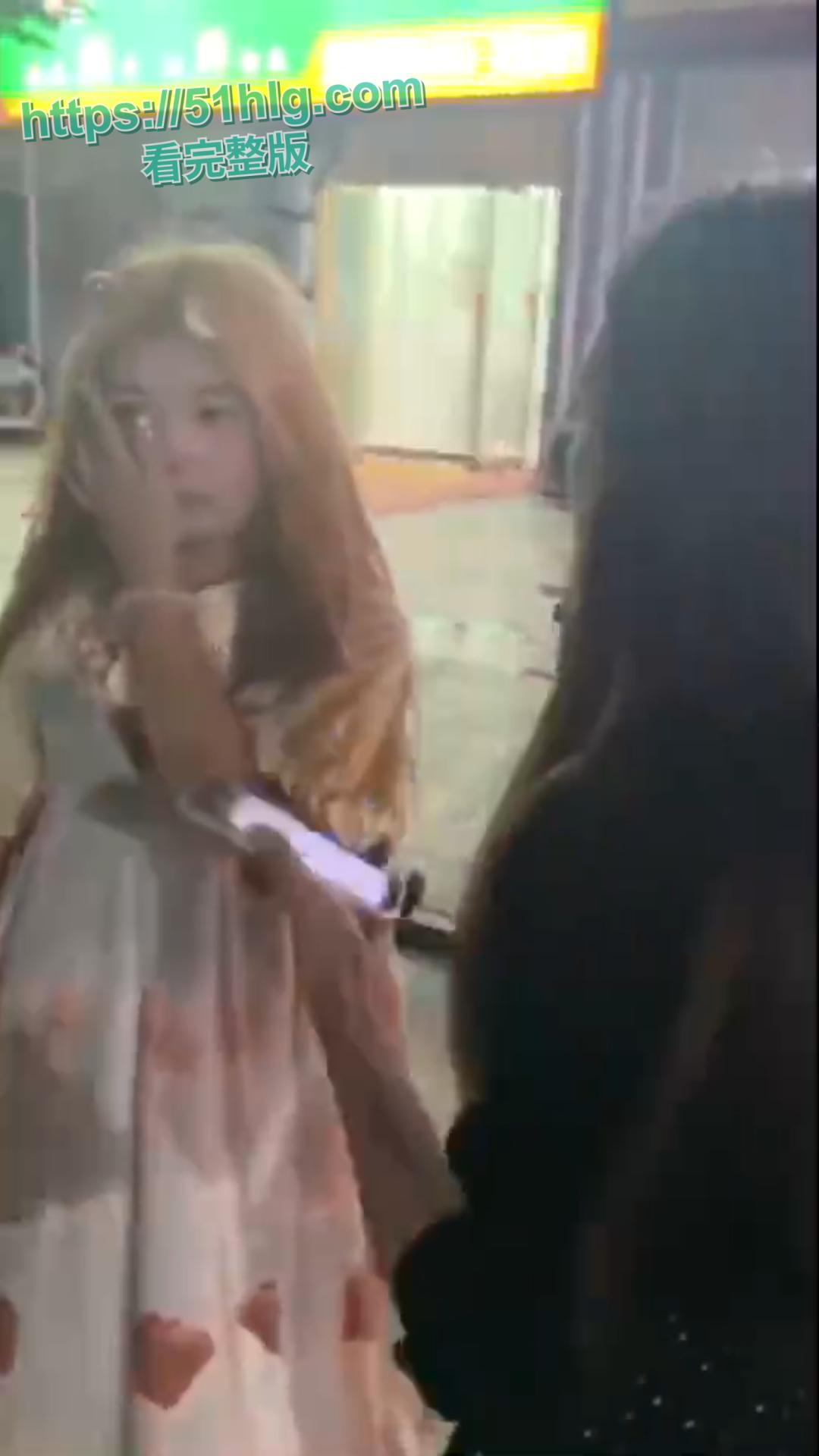 美女也疯狂！00后小仙女被当街霸凌惨不忍睹 一群精神小妹围殴一人 拳拳到肉打的啪啪作响-7