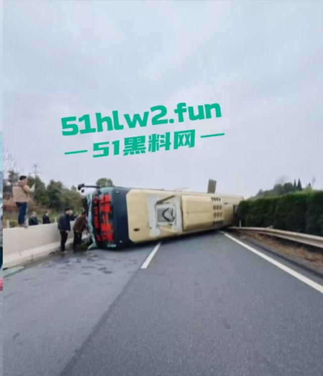 江西新余大巴司机神操作，低头摸东西，方向盘当摆设，乘客免费体验甩干模式，整车人陪他玩命！-2