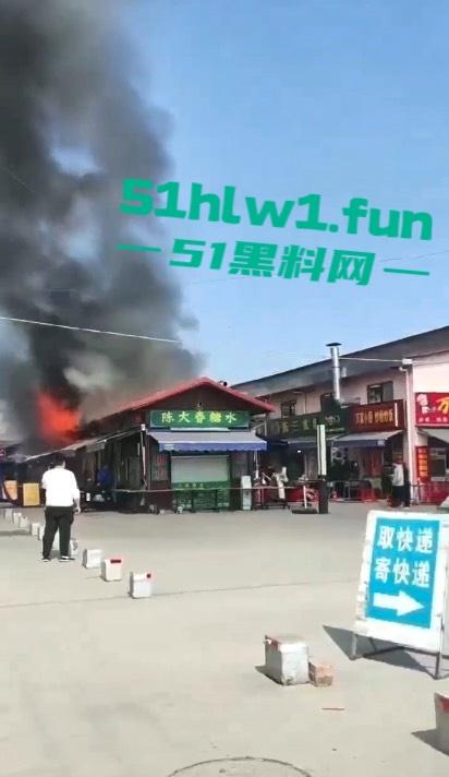 广西钦州北部湾大学城一糖水铺 因小孩放鞭炮引发火灾 现场浓烟滚滚真是造孽！-1