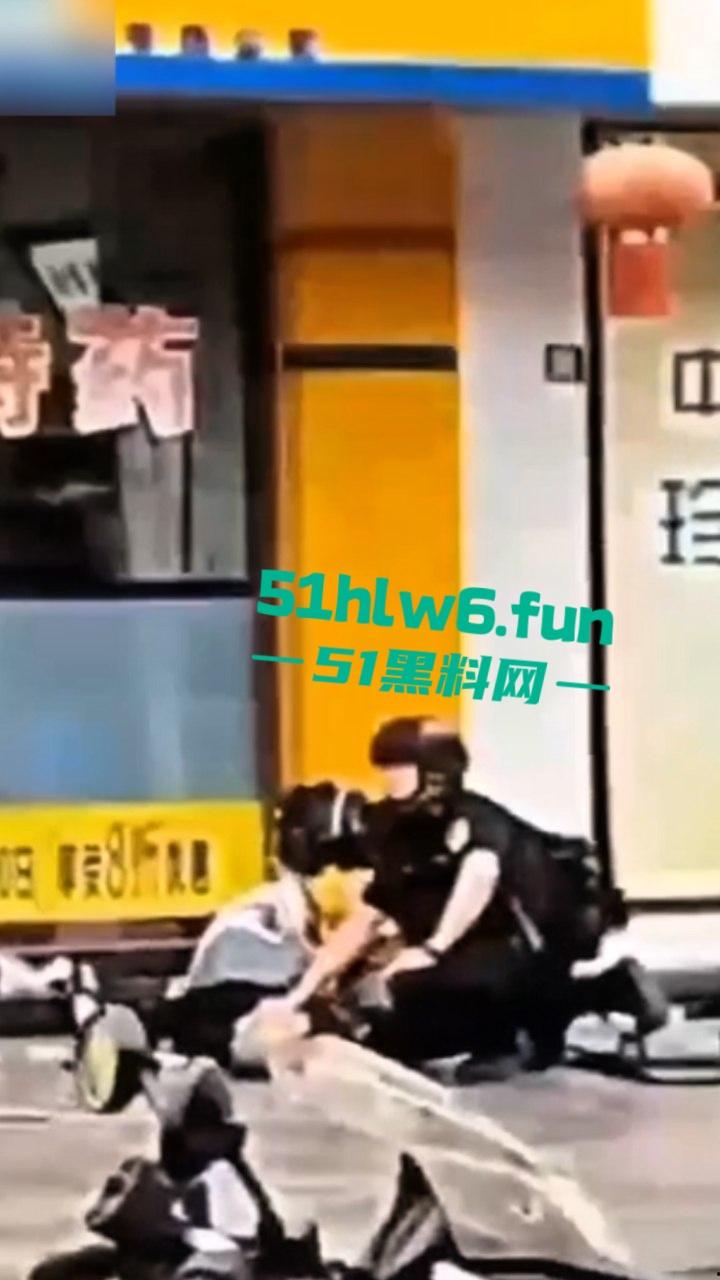 四川德阳什邡小广场，恶意杀人恶性事件两人是夫妻，据说因妻子出轨男子持刀直接杀妻。-4