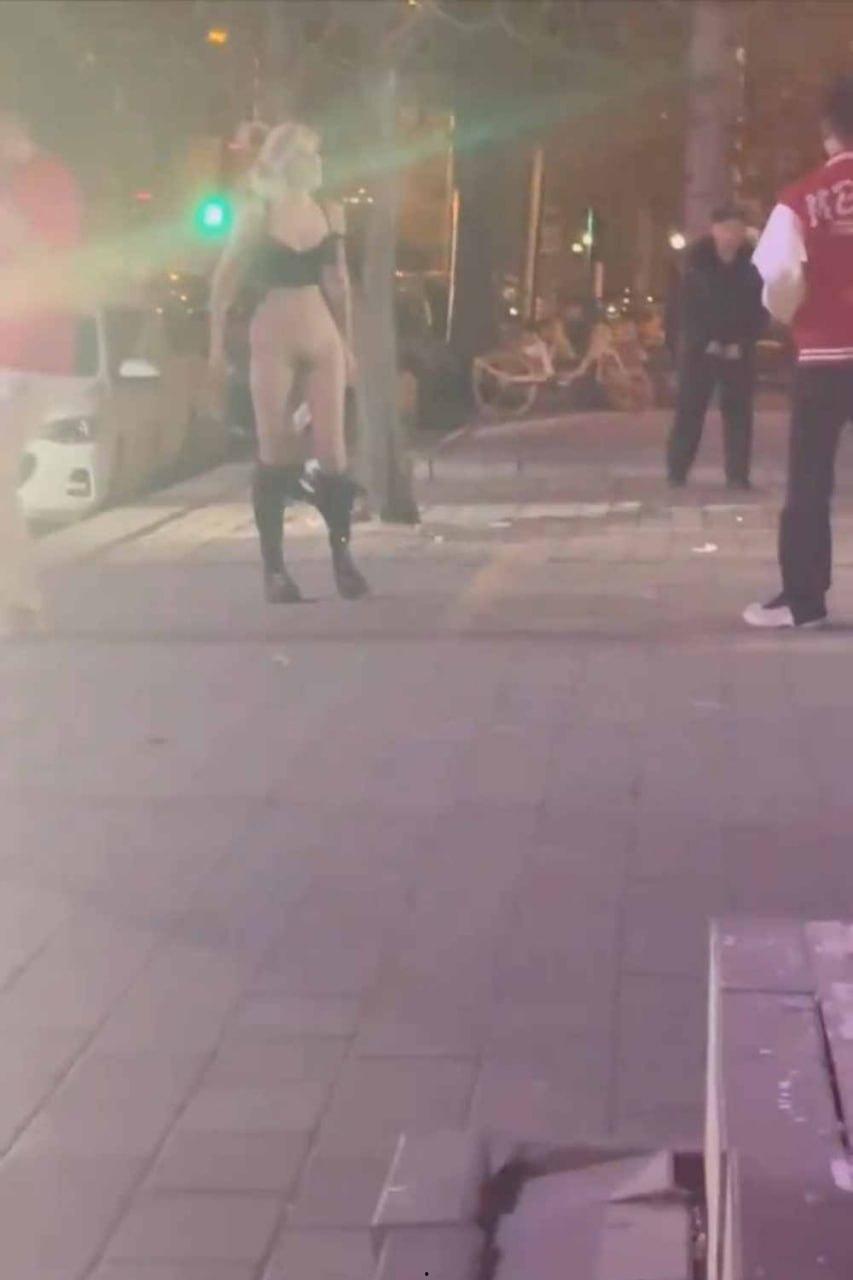 河北秦皇岛街头精神小妹与两男子吵架，脱光露逼喊人来操 惊呆旁边吃瓜路人 瓜友直呼这么好的事自己怎么没遇到-1