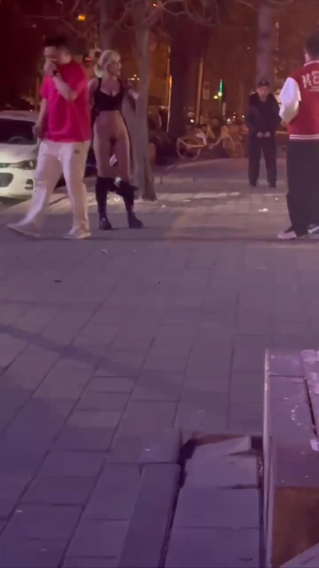 河北秦皇岛街头精神小妹与两男子吵架，脱光露逼喊人来操 惊呆旁边吃瓜路人 瓜友直呼这么好的事自己怎么没遇到-2