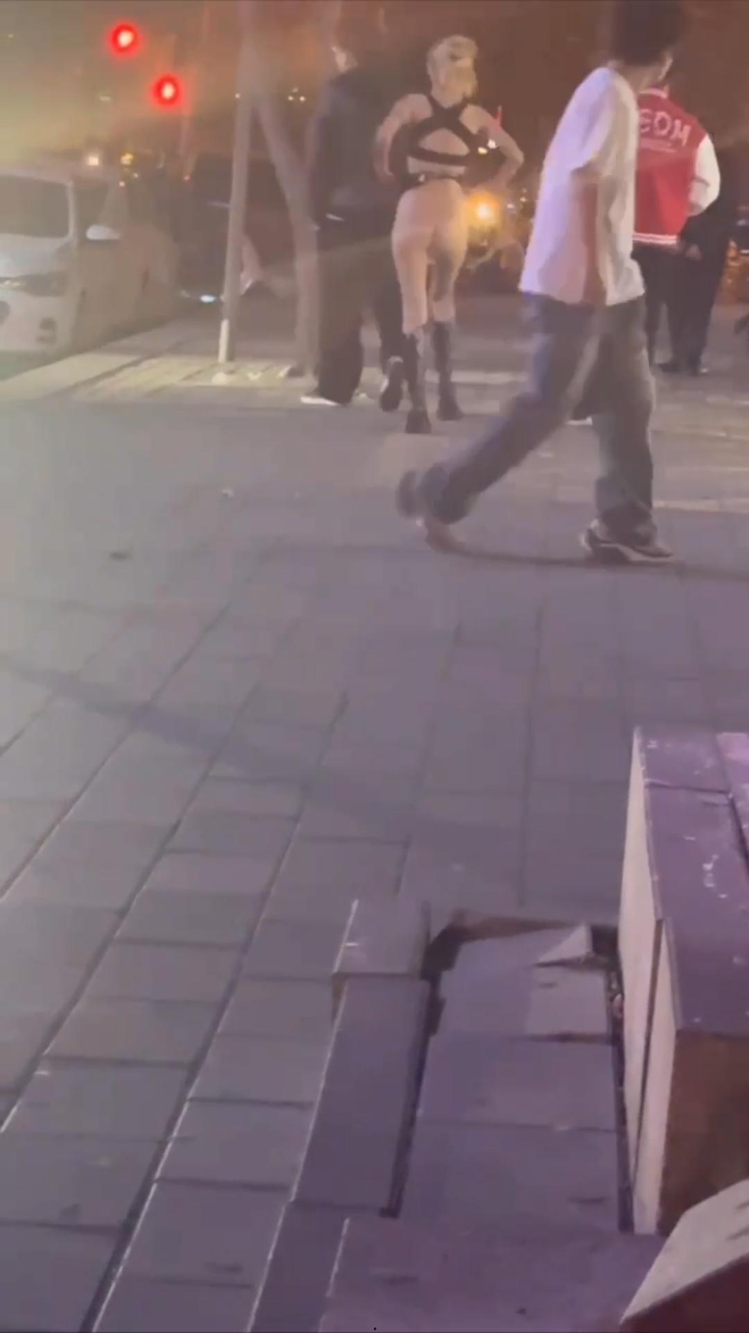 河北秦皇岛街头精神小妹与两男子吵架，脱光露逼喊人来操 惊呆旁边吃瓜路人 瓜友直呼这么好的事自己怎么没遇到-3