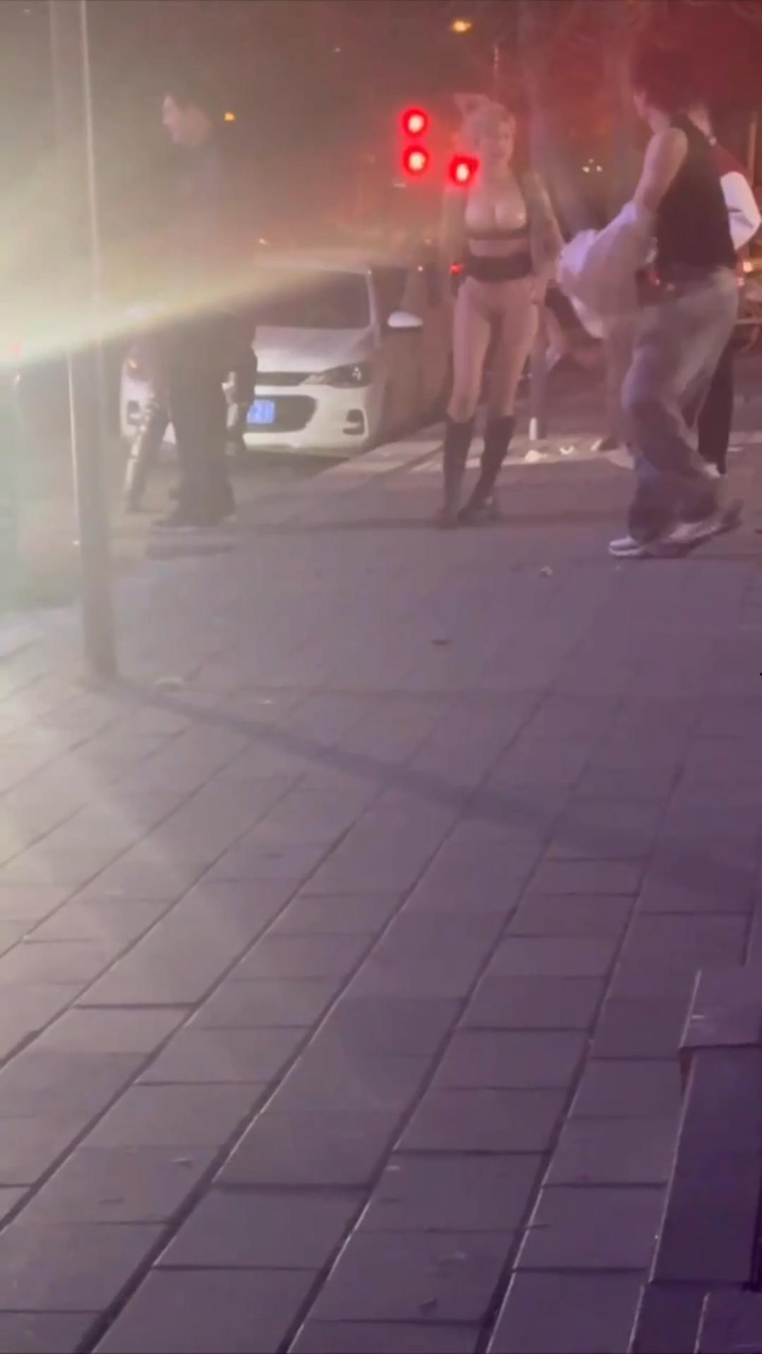 河北秦皇岛街头精神小妹与两男子吵架，脱光露逼喊人来操 惊呆旁边吃瓜路人 瓜友直呼这么好的事自己怎么没遇到-4