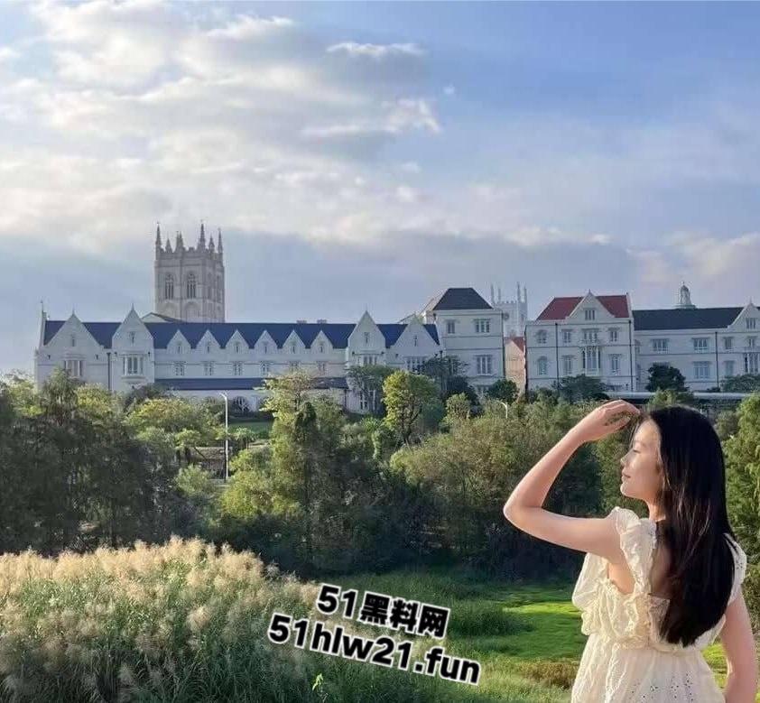 中国民用航空飞行学院【吴婷】粉嫩玉足线下约炮金主，灵活舌头简直可以含化鸡巴！-3