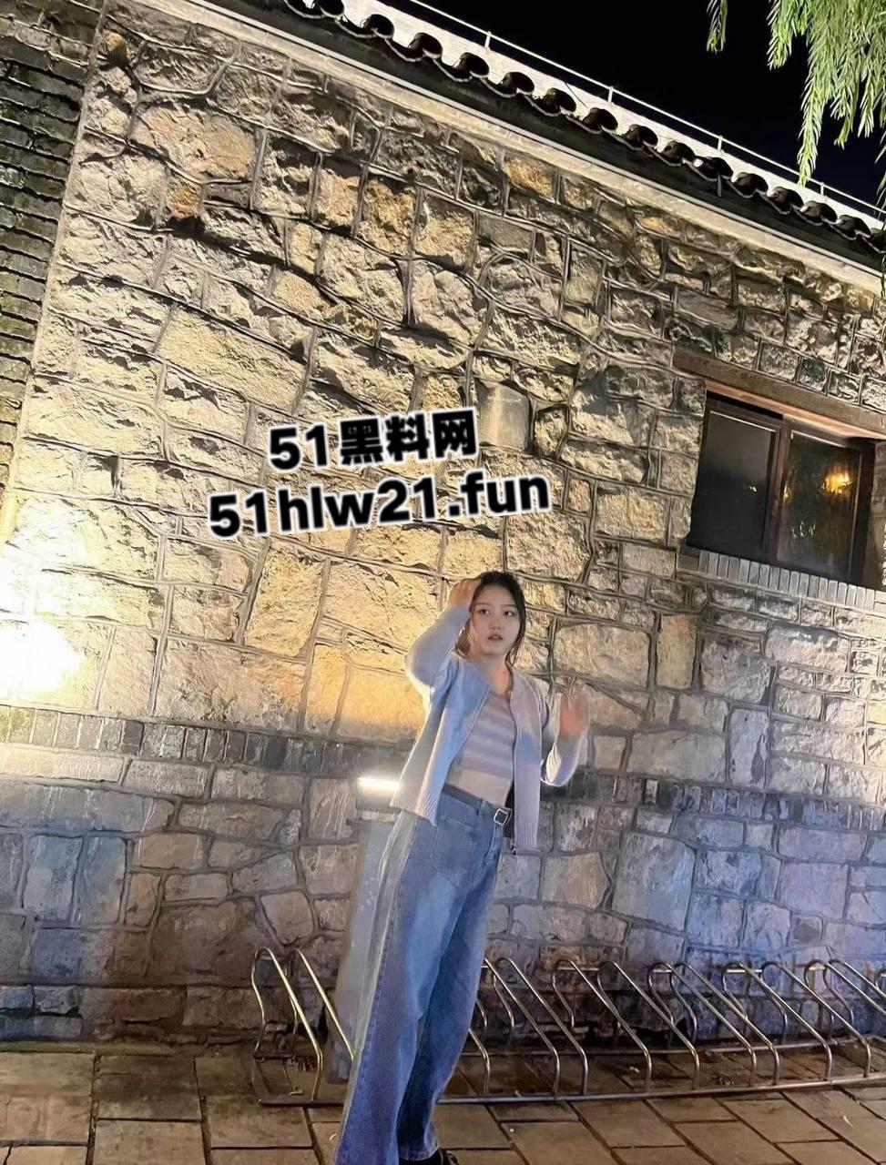 济南历下区的骚人妻【康红梅】背着老公到处偷情，带炮友婚房约炮，结果后来想从良被炮友无情曝光。-9