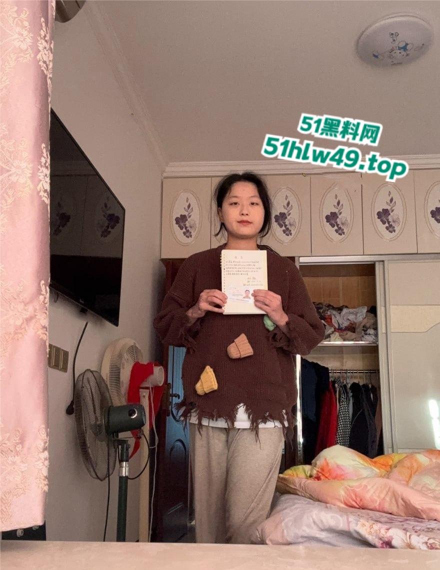 重庆纹身妹【莫盈】裸贷3000元，口叼内裤自慰视频曝光，满身皮肤病看着太惊悚。-2