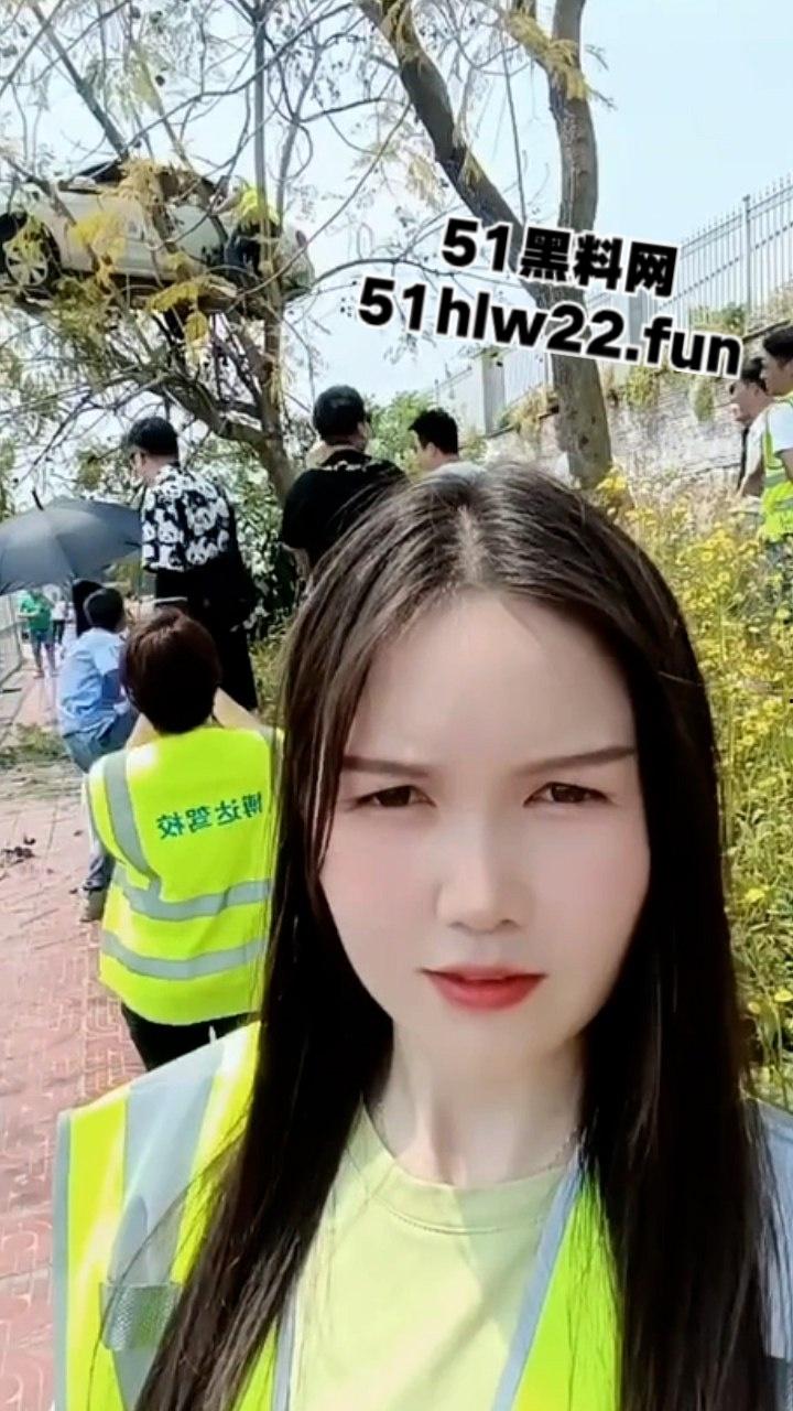 小刀拉屁股开了眼了，宜宾长宁驾校一教练教女学员开车一脚开飞直接上树，这车技也是没谁了！-1