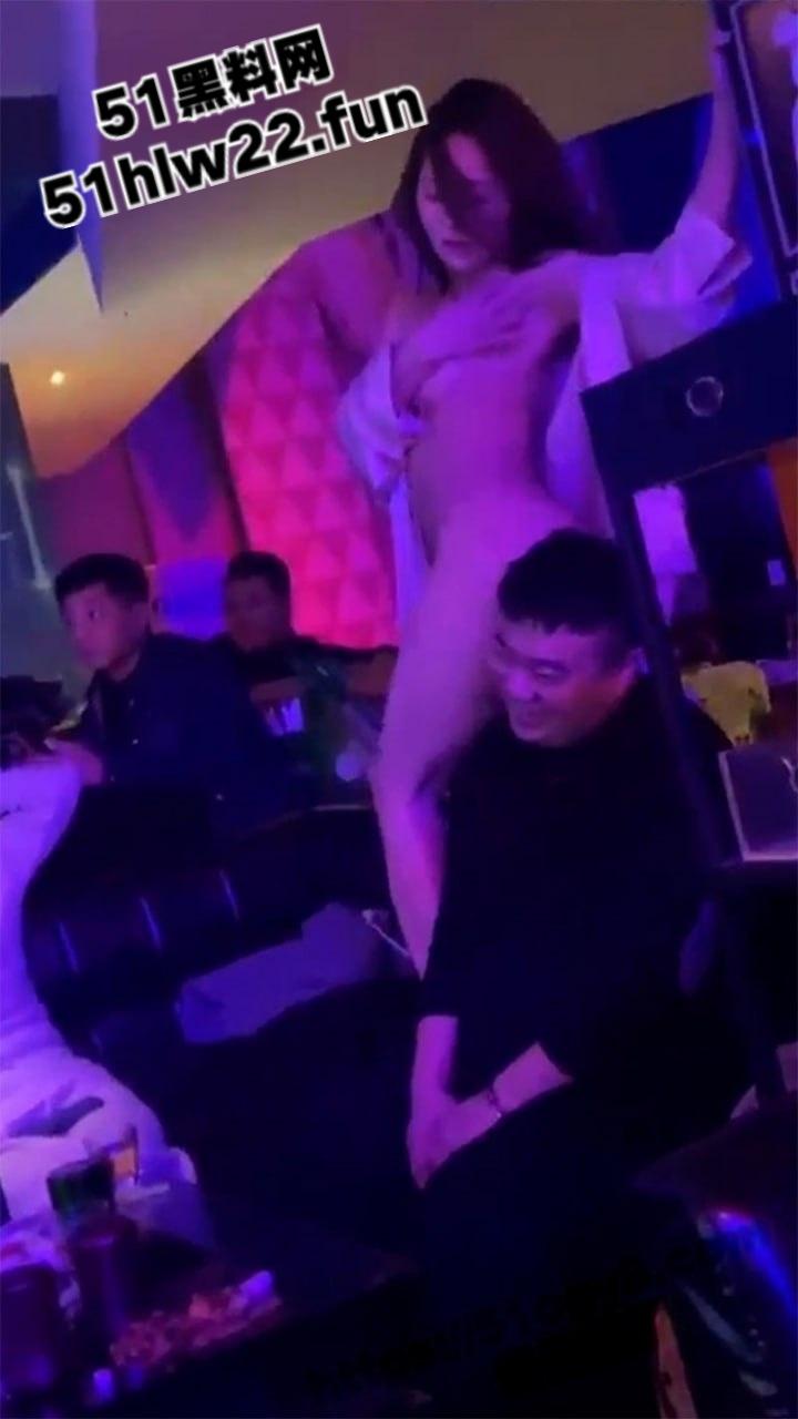 实拍酒吧ktv精彩夜生活，夜色燃爆各式性感美女陪酒妹子排队献身金主，场面堪比顶级AV现场！-9