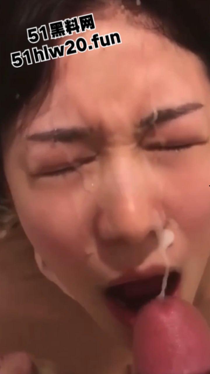 广州反差婊网瘾少女【陈敏仪】清纯颜值极品嫩妹，裸露粉嫩鲍鱼给炮友无套干，跪地吃鸡被射一脸。-2