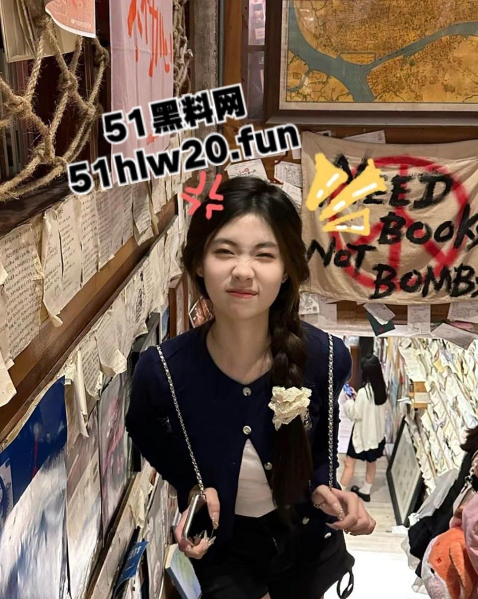 广州反差婊网瘾少女【陈敏仪】清纯颜值极品嫩妹，裸露粉嫩鲍鱼给炮友无套干，跪地吃鸡被射一脸。-9