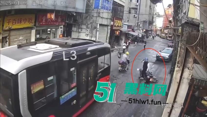 浙江温州网传一位【环卫工人】故意乱扔油污垃圾还用铲子捅破，导致多名骑行人摔倒。-4