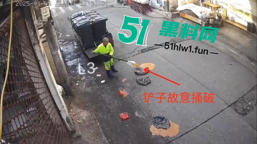 浙江温州网传一位【环卫工人】故意乱扔油污垃圾还用铲子捅破，导致多名骑行人摔倒。-6