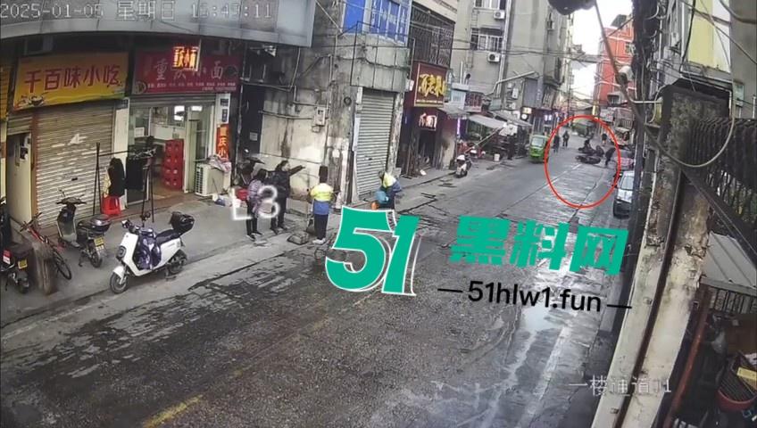 浙江温州网传一位【环卫工人】故意乱扔油污垃圾还用铲子捅破，导致多名骑行人摔倒。-10