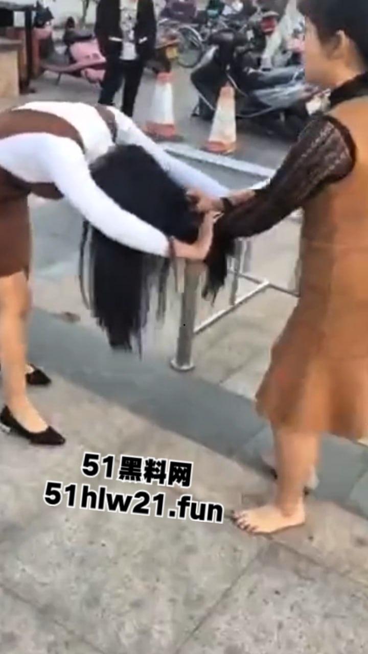 广西少妇爆锤小三现场，死命抓住小三头发脚踢，小三身材的确比原配更丰韵难怪老公会出轨呢。-1