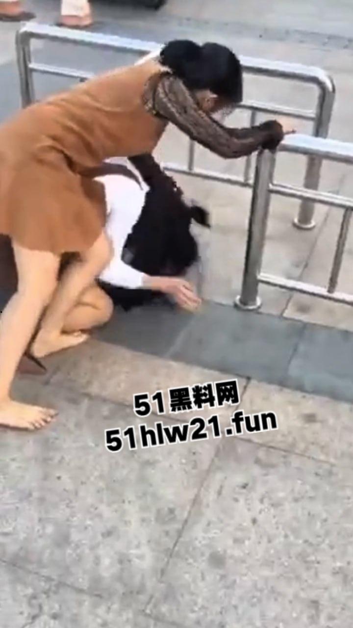 广西少妇爆锤小三现场，死命抓住小三头发脚踢，小三身材的确比原配更丰韵难怪老公会出轨呢。-2