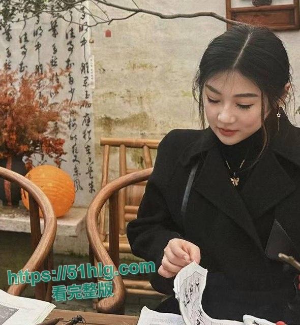 【广西】防城港亮证女【候文莹】出轨视频流出 老公查看家里监控视频怒曝骚女  巨乳肥臀丰满母狗 被多姿势无套爆操-1